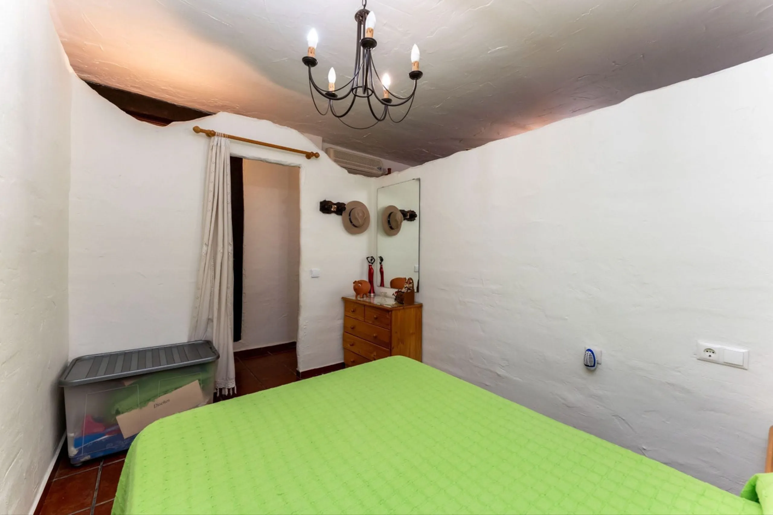 This charming and traditional single-story country property is located just a short drive from the vibrant village of Coín. Set on a private plot of 2,550m², distributed over three terraces, the home enjoys peace, privacy, and lovely countryside surroundi