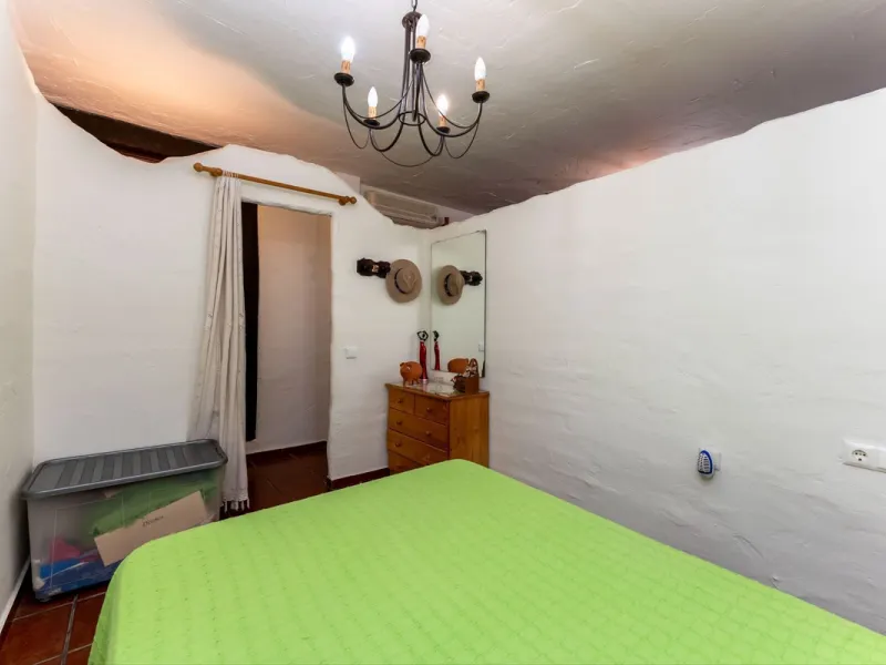 This charming and traditional single-story country property is located just a short drive from the vibrant village of Coín. Set on a private plot of 2,550m², distributed over three terraces, the home enjoys peace, privacy, and lovely countryside surroundi