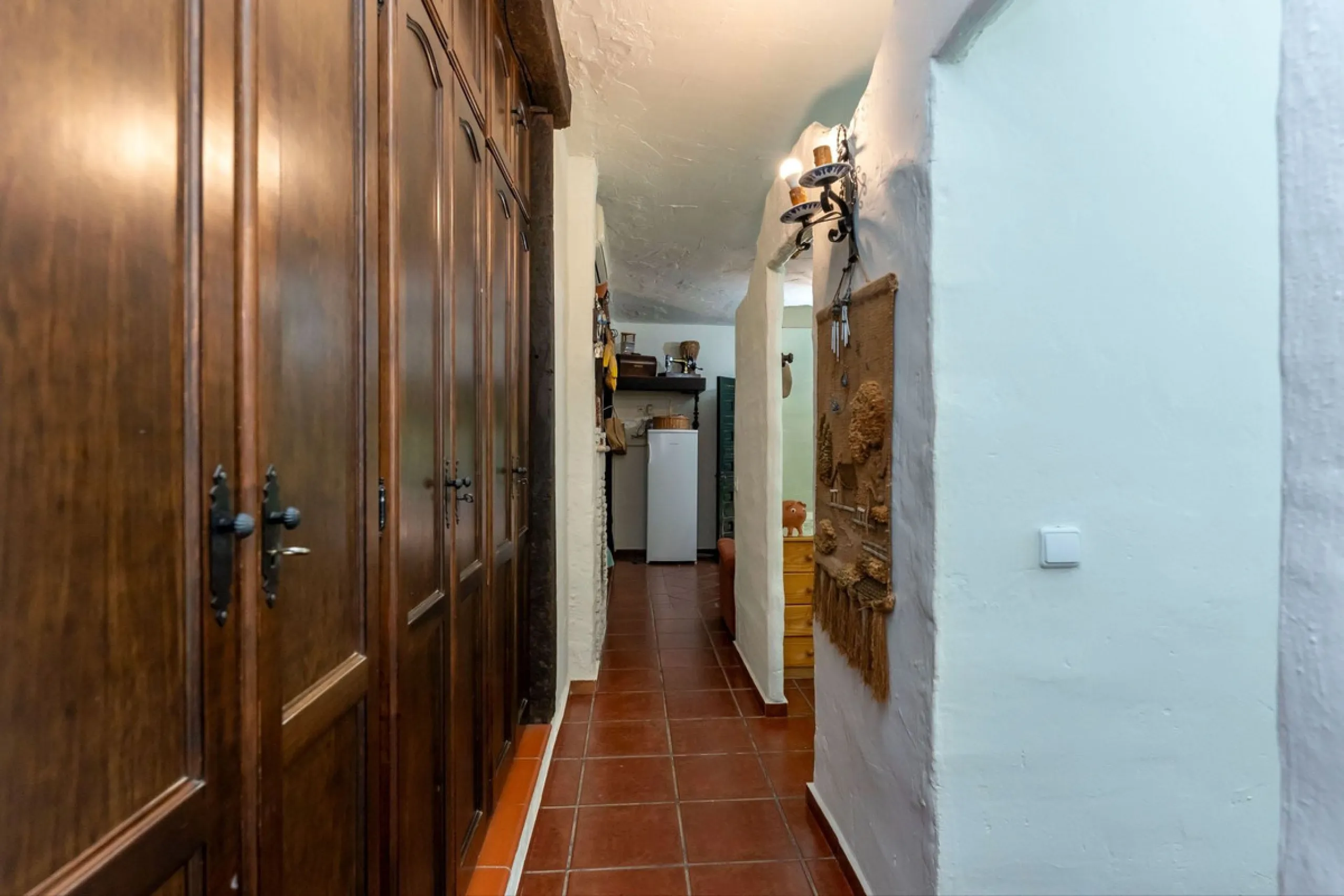 This charming and traditional single-story country property is located just a short drive from the vibrant village of Coín. Set on a private plot of 2,550m², distributed over three terraces, the home enjoys peace, privacy, and lovely countryside surroundi