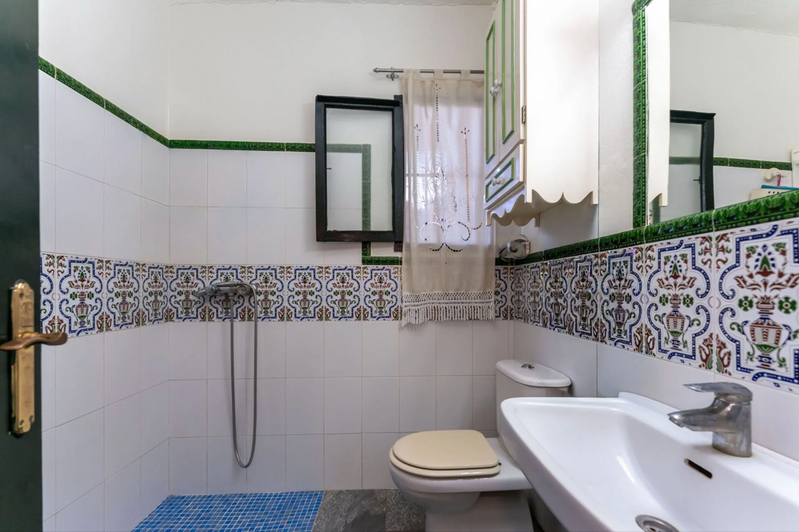 This charming and traditional single-story country property is located just a short drive from the vibrant village of Coín. Set on a private plot of 2,550m², distributed over three terraces, the home enjoys peace, privacy, and lovely countryside surroundi