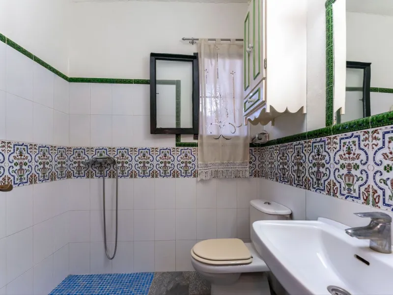This charming and traditional single-story country property is located just a short drive from the vibrant village of Coín. Set on a private plot of 2,550m², distributed over three terraces, the home enjoys peace, privacy, and lovely countryside surroundi