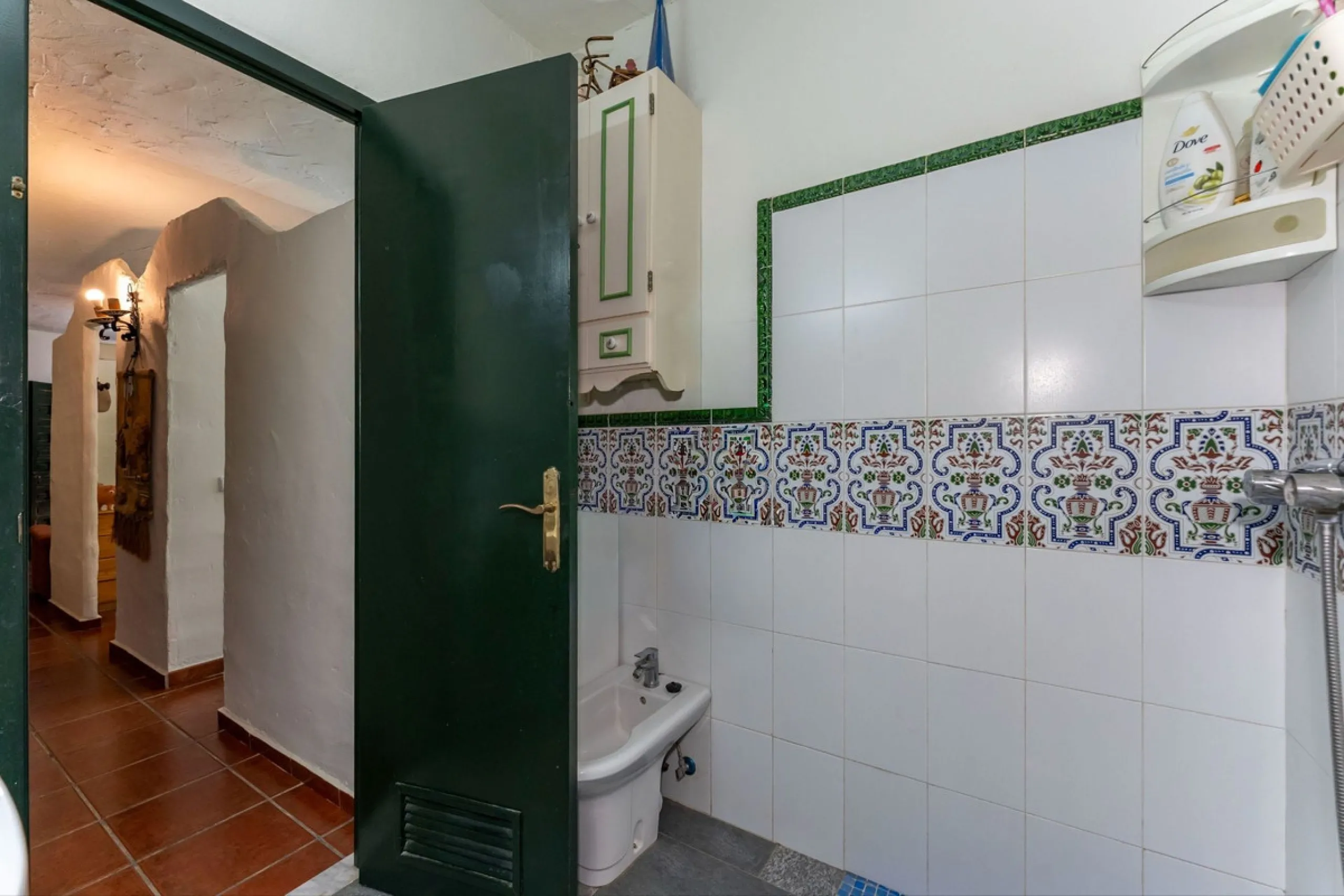 This charming and traditional single-story country property is located just a short drive from the vibrant village of Coín. Set on a private plot of 2,550m², distributed over three terraces, the home enjoys peace, privacy, and lovely countryside surroundi