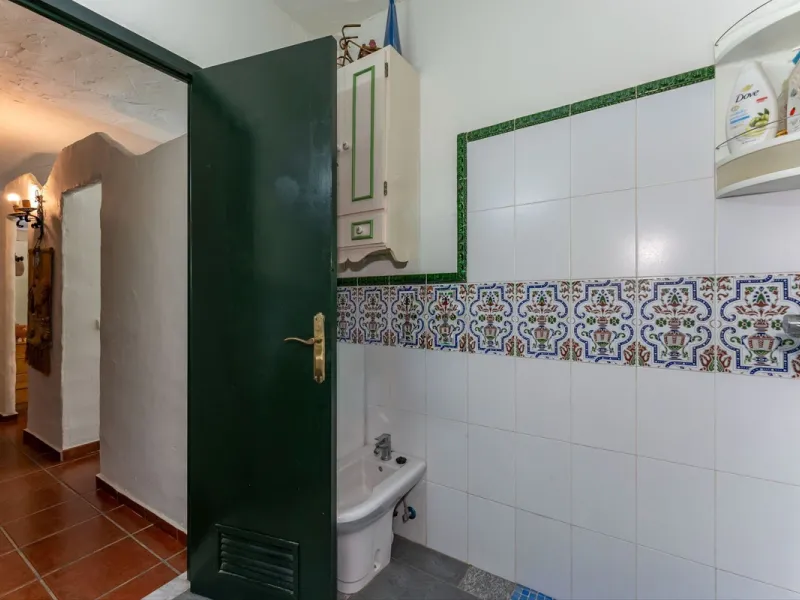 This charming and traditional single-story country property is located just a short drive from the vibrant village of Coín. Set on a private plot of 2,550m², distributed over three terraces, the home enjoys peace, privacy, and lovely countryside surroundi