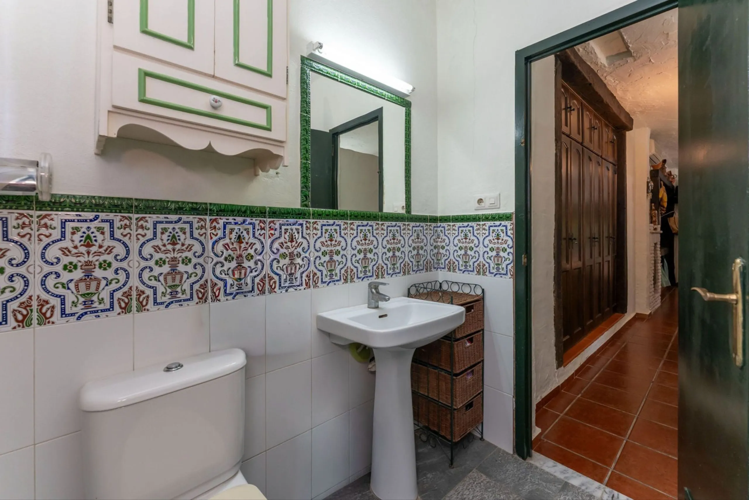 This charming and traditional single-story country property is located just a short drive from the vibrant village of Coín. Set on a private plot of 2,550m², distributed over three terraces, the home enjoys peace, privacy, and lovely countryside surroundi