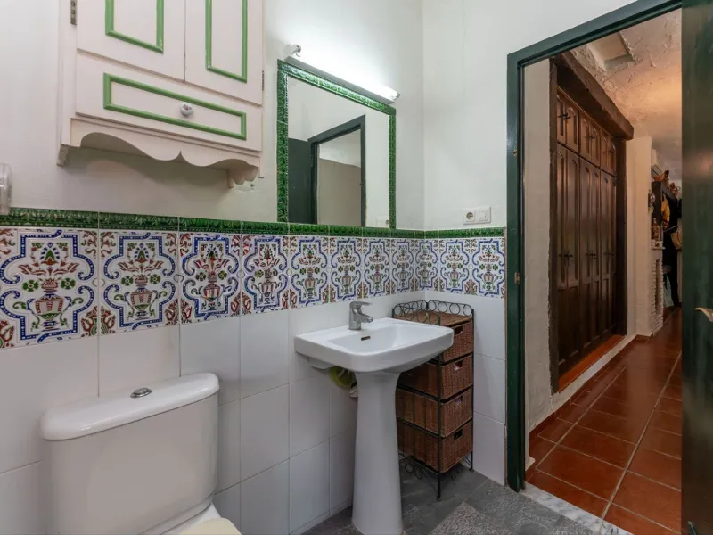 This charming and traditional single-story country property is located just a short drive from the vibrant village of Coín. Set on a private plot of 2,550m², distributed over three terraces, the home enjoys peace, privacy, and lovely countryside surroundi