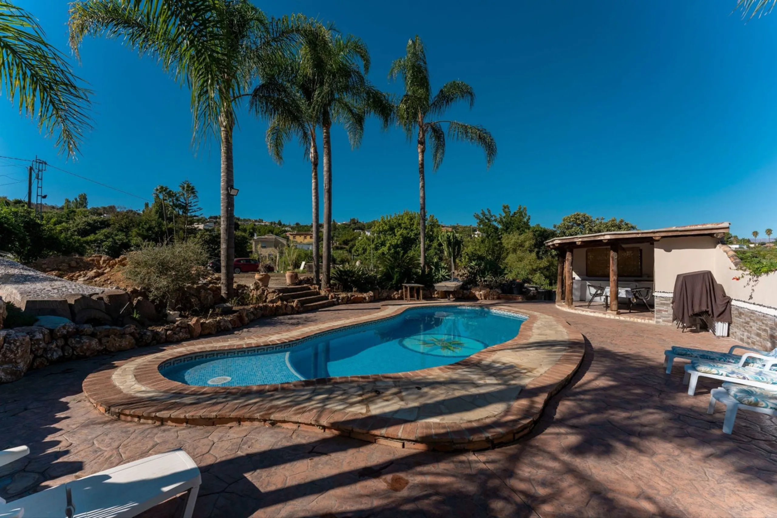 This charming and traditional single-story country property is located just a short drive from the vibrant village of Coín. Set on a private plot of 2,550m², distributed over three terraces, the home enjoys peace, privacy, and lovely countryside surroundi