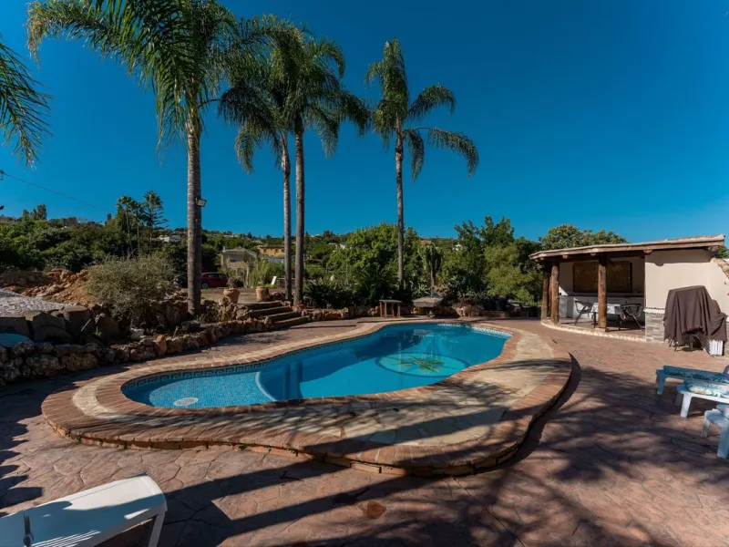 This charming and traditional single-story country property is located just a short drive from the vibrant village of Coín. Set on a private plot of 2,550m², distributed over three terraces, the home enjoys peace, privacy, and lovely countryside surroundi