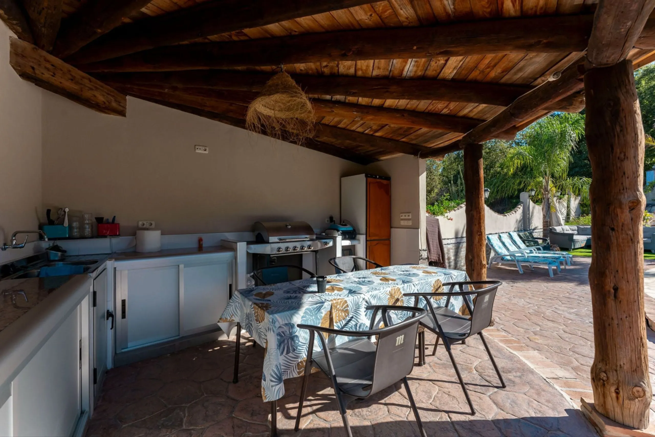 This charming and traditional single-story country property is located just a short drive from the vibrant village of Coín. Set on a private plot of 2,550m², distributed over three terraces, the home enjoys peace, privacy, and lovely countryside surroundi