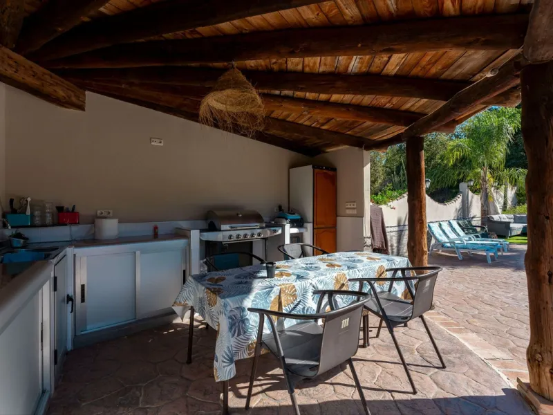 This charming and traditional single-story country property is located just a short drive from the vibrant village of Coín. Set on a private plot of 2,550m², distributed over three terraces, the home enjoys peace, privacy, and lovely countryside surroundi