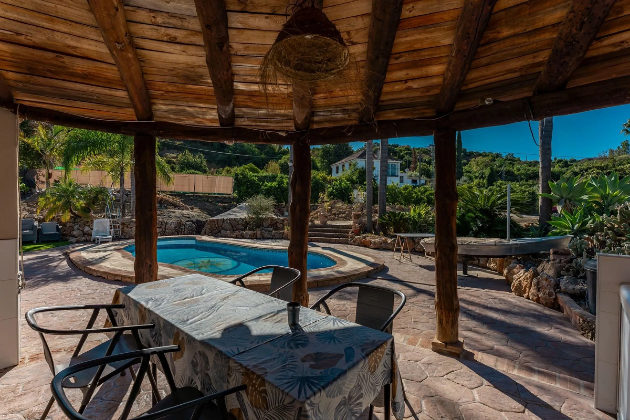 This charming and traditional single-story country property is located just a short drive from the vibrant village of Coín. Set on a private plot of 2,550m², distributed over three terraces, the home enjoys peace, privacy, and lovely countryside surroundi
