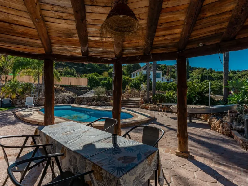 This charming and traditional single-story country property is located just a short drive from the vibrant village of Coín. Set on a private plot of 2,550m², distributed over three terraces, the home enjoys peace, privacy, and lovely countryside surroundi