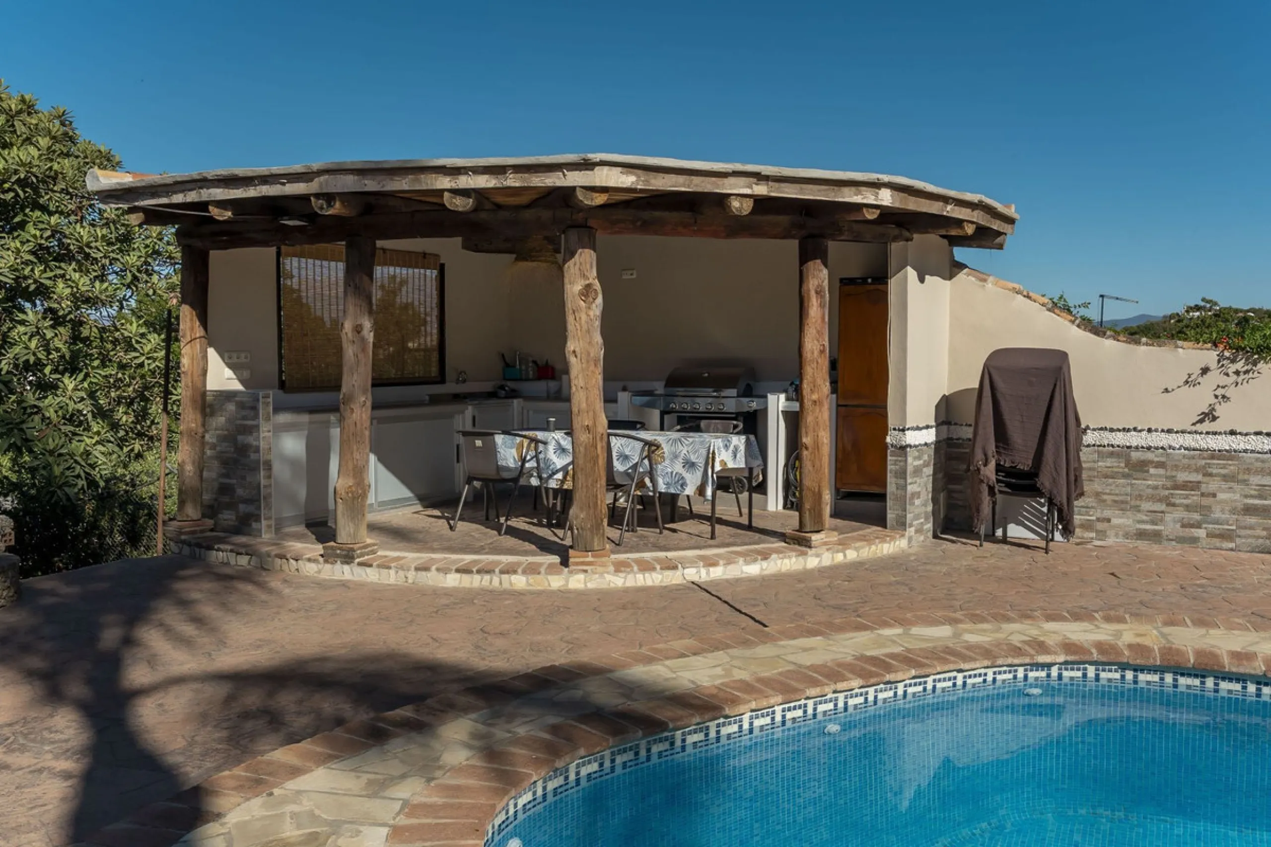 This charming and traditional single-story country property is located just a short drive from the vibrant village of Coín. Set on a private plot of 2,550m², distributed over three terraces, the home enjoys peace, privacy, and lovely countryside surroundi