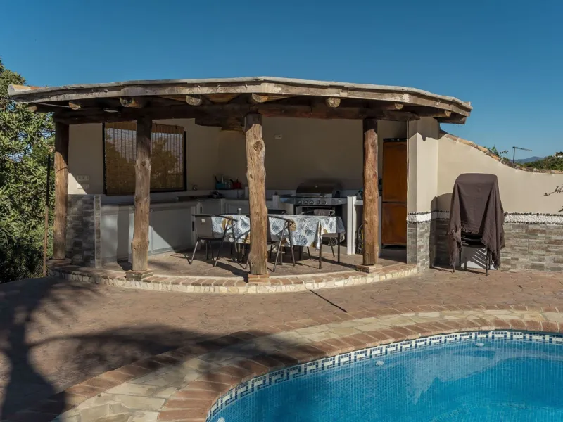 This charming and traditional single-story country property is located just a short drive from the vibrant village of Coín. Set on a private plot of 2,550m², distributed over three terraces, the home enjoys peace, privacy, and lovely countryside surroundi