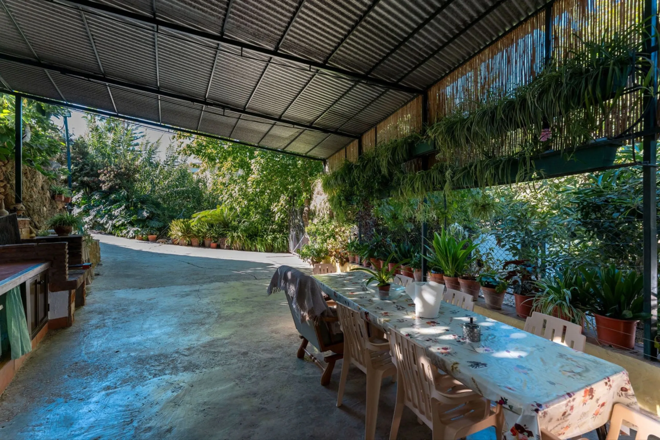 This charming and traditional single-story country property is located just a short drive from the vibrant village of Coín. Set on a private plot of 2,550m², distributed over three terraces, the home enjoys peace, privacy, and lovely countryside surroundi
