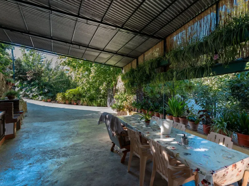 This charming and traditional single-story country property is located just a short drive from the vibrant village of Coín. Set on a private plot of 2,550m², distributed over three terraces, the home enjoys peace, privacy, and lovely countryside surroundi