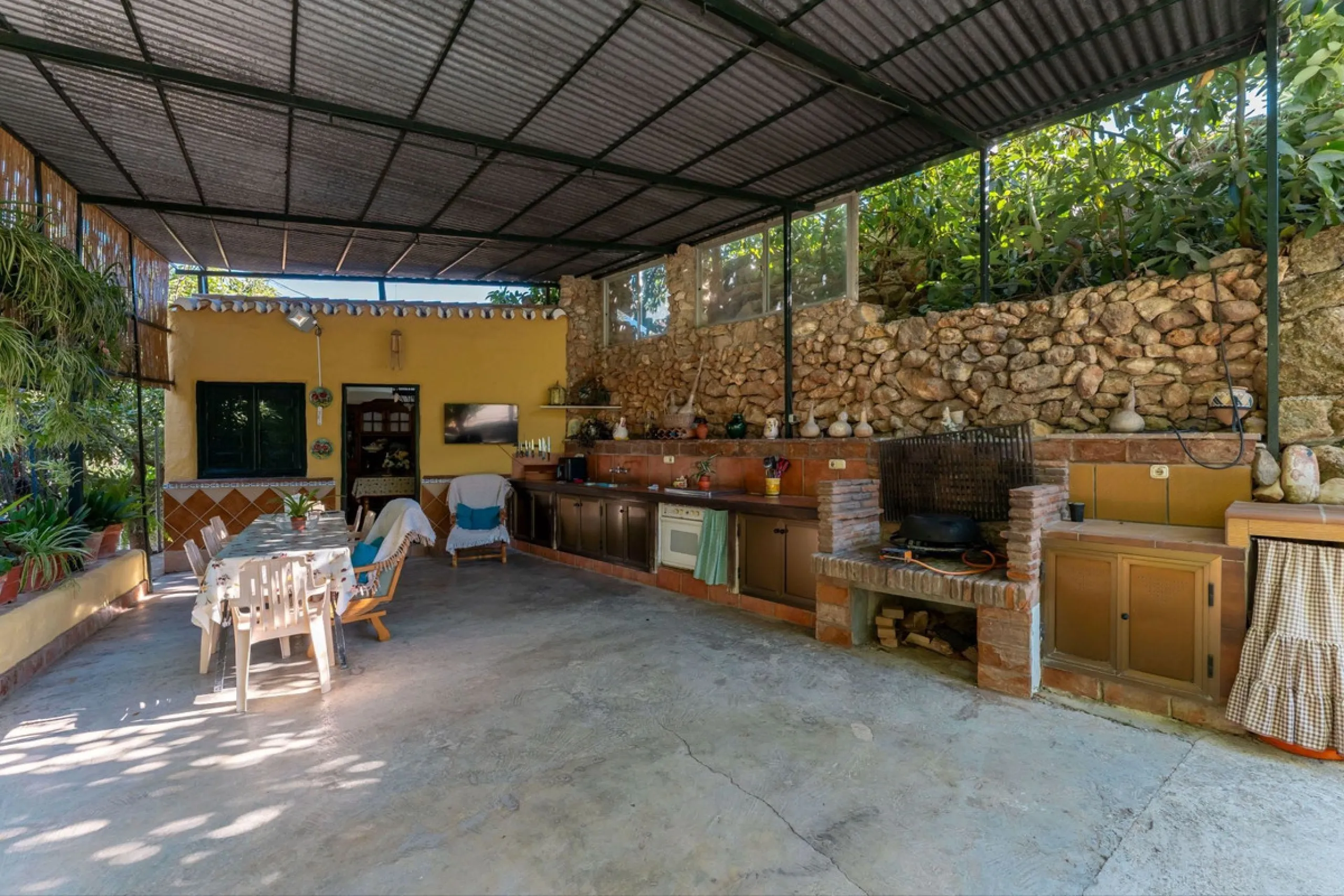 This charming and traditional single-story country property is located just a short drive from the vibrant village of Coín. Set on a private plot of 2,550m², distributed over three terraces, the home enjoys peace, privacy, and lovely countryside surroundi