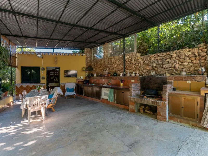 This charming and traditional single-story country property is located just a short drive from the vibrant village of Coín. Set on a private plot of 2,550m², distributed over three terraces, the home enjoys peace, privacy, and lovely countryside surroundi