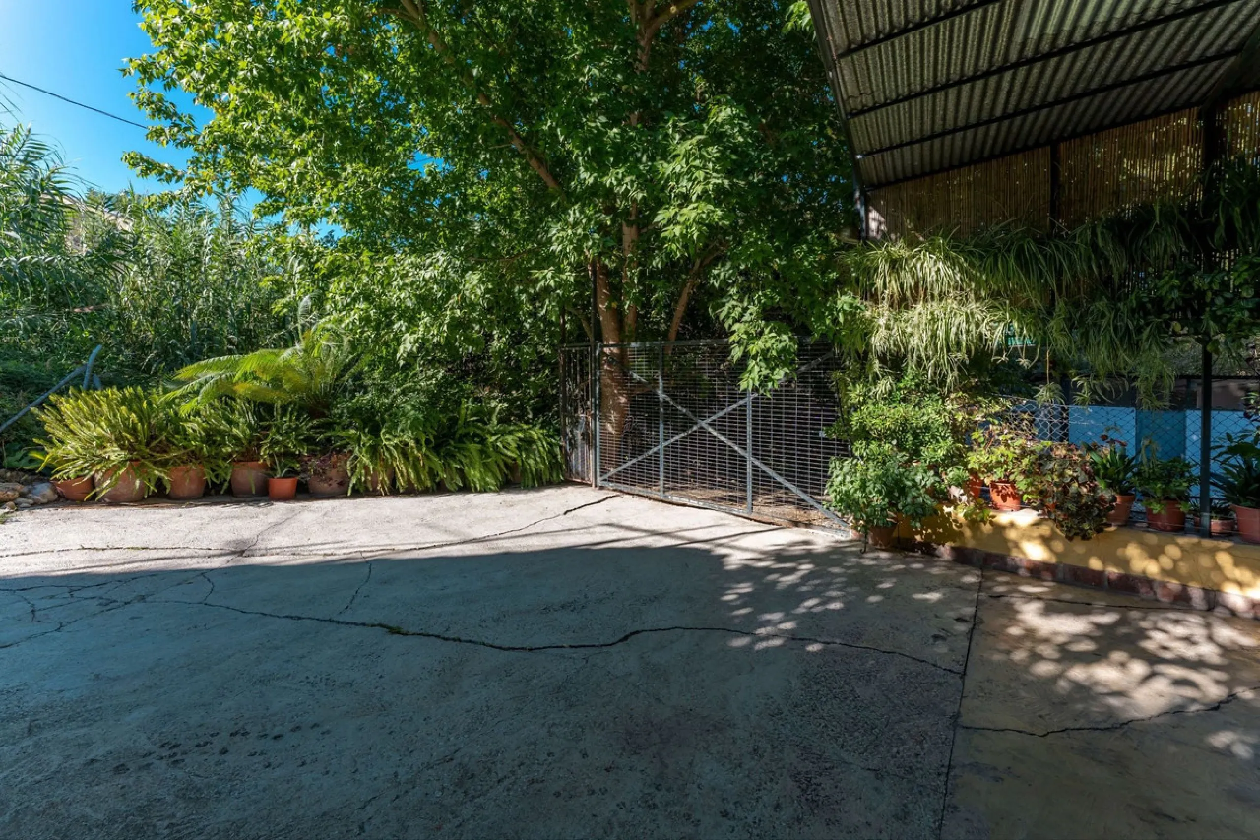 This charming and traditional single-story country property is located just a short drive from the vibrant village of Coín. Set on a private plot of 2,550m², distributed over three terraces, the home enjoys peace, privacy, and lovely countryside surroundi