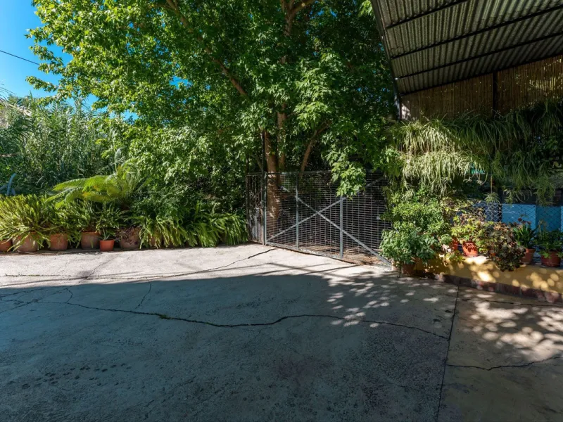 This charming and traditional single-story country property is located just a short drive from the vibrant village of Coín. Set on a private plot of 2,550m², distributed over three terraces, the home enjoys peace, privacy, and lovely countryside surroundi