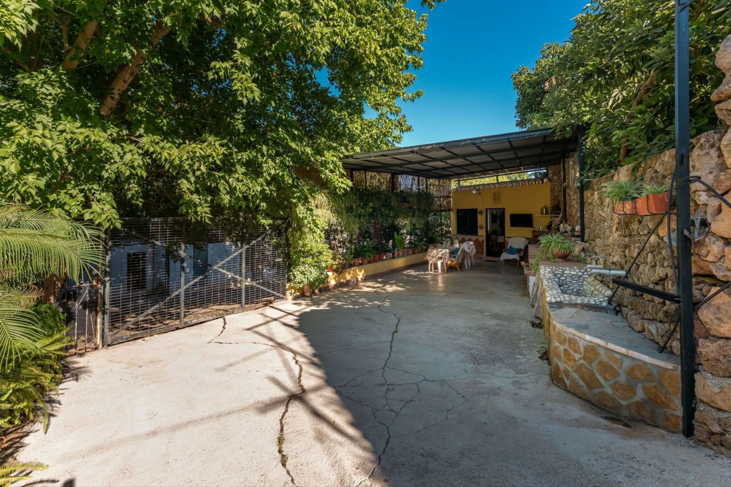 This charming and traditional single-story country property is located just a short drive from the vibrant village of Coín. Set on a private plot of 2,550m², distributed over three terraces, the home enjoys peace, privacy, and lovely countryside surroundi
