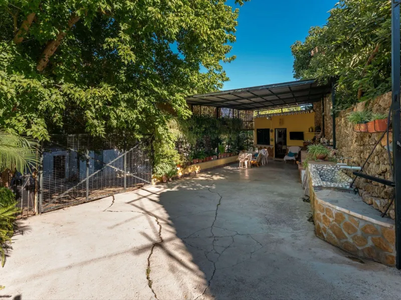 This charming and traditional single-story country property is located just a short drive from the vibrant village of Coín. Set on a private plot of 2,550m², distributed over three terraces, the home enjoys peace, privacy, and lovely countryside surroundi