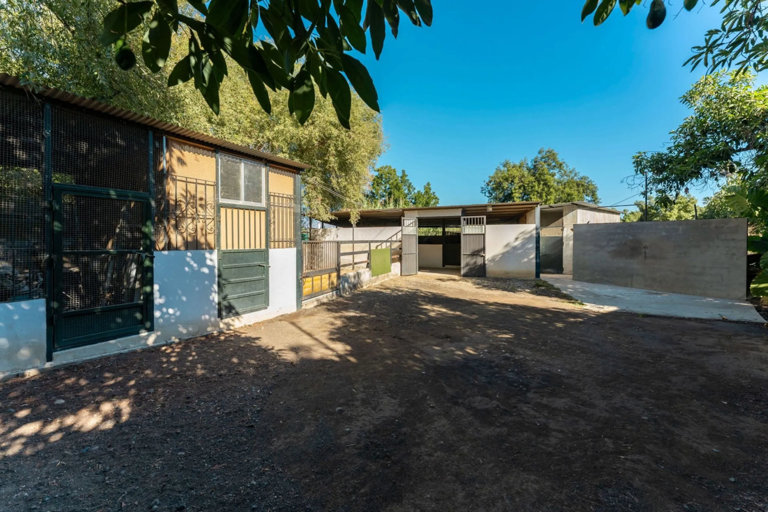 This charming and traditional single-story country property is located just a short drive from the vibrant village of Coín. Set on a private plot of 2,550m², distributed over three terraces, the home enjoys peace, privacy, and lovely countryside surroundi