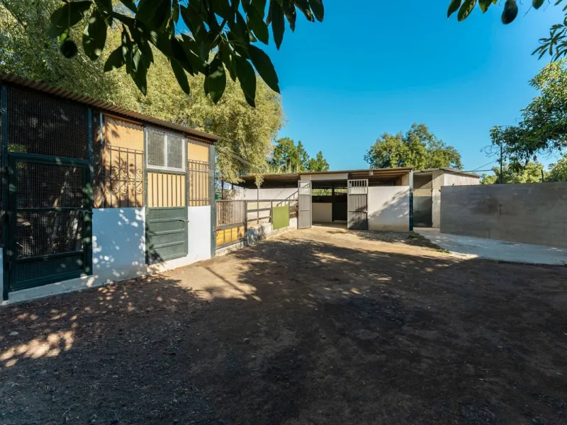 This charming and traditional single-story country property is located just a short drive from the vibrant village of Coín. Set on a private plot of 2,550m², distributed over three terraces, the home enjoys peace, privacy, and lovely countryside surroundi