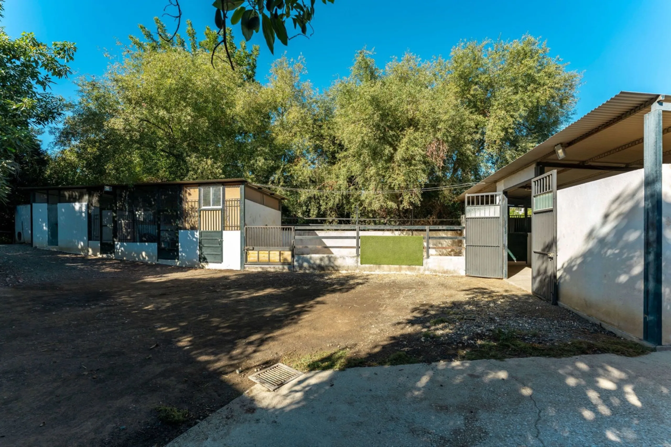 This charming and traditional single-story country property is located just a short drive from the vibrant village of Coín. Set on a private plot of 2,550m², distributed over three terraces, the home enjoys peace, privacy, and lovely countryside surroundi