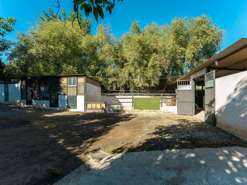 This charming and traditional single-story country property is located just a short drive from the vibrant village of Coín. Set on a private plot of 2,550m², distributed over three terraces, the home enjoys peace, privacy, and lovely countryside surroundi
