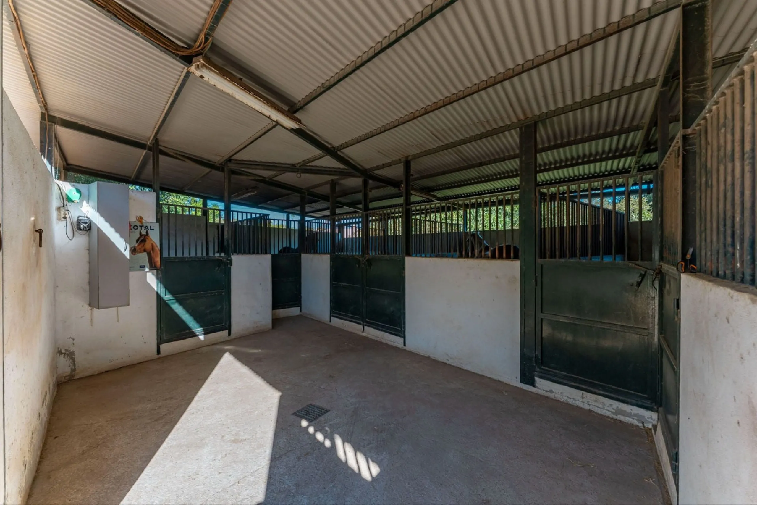 This charming and traditional single-story country property is located just a short drive from the vibrant village of Coín. Set on a private plot of 2,550m², distributed over three terraces, the home enjoys peace, privacy, and lovely countryside surroundi