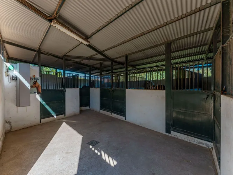 This charming and traditional single-story country property is located just a short drive from the vibrant village of Coín. Set on a private plot of 2,550m², distributed over three terraces, the home enjoys peace, privacy, and lovely countryside surroundi