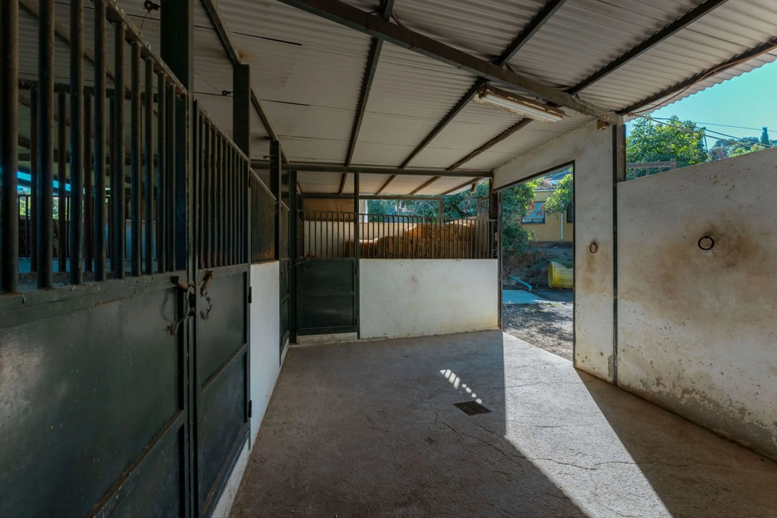This charming and traditional single-story country property is located just a short drive from the vibrant village of Coín. Set on a private plot of 2,550m², distributed over three terraces, the home enjoys peace, privacy, and lovely countryside surroundi