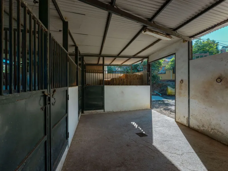 This charming and traditional single-story country property is located just a short drive from the vibrant village of Coín. Set on a private plot of 2,550m², distributed over three terraces, the home enjoys peace, privacy, and lovely countryside surroundi