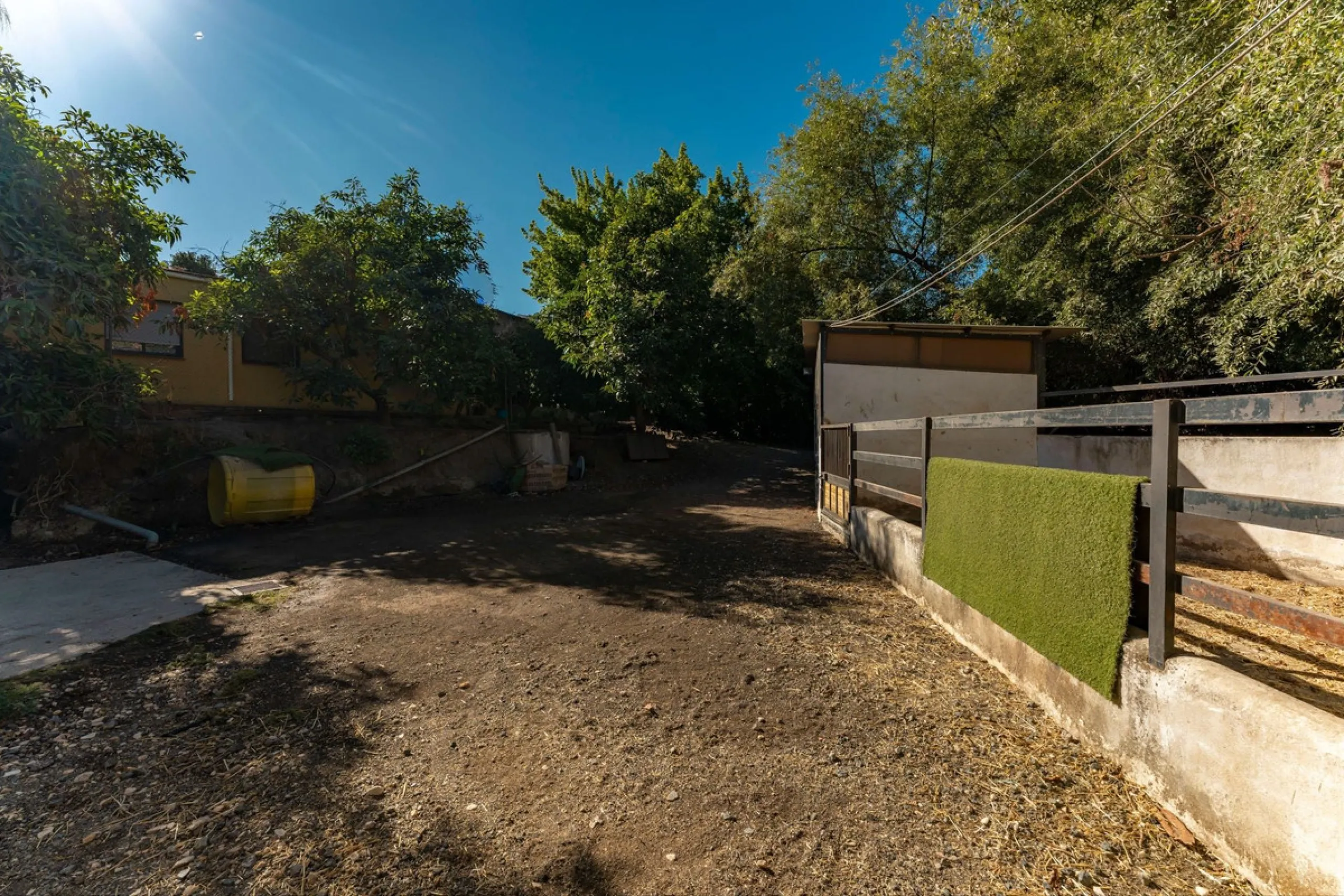 This charming and traditional single-story country property is located just a short drive from the vibrant village of Coín. Set on a private plot of 2,550m², distributed over three terraces, the home enjoys peace, privacy, and lovely countryside surroundi