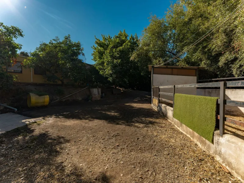 This charming and traditional single-story country property is located just a short drive from the vibrant village of Coín. Set on a private plot of 2,550m², distributed over three terraces, the home enjoys peace, privacy, and lovely countryside surroundi