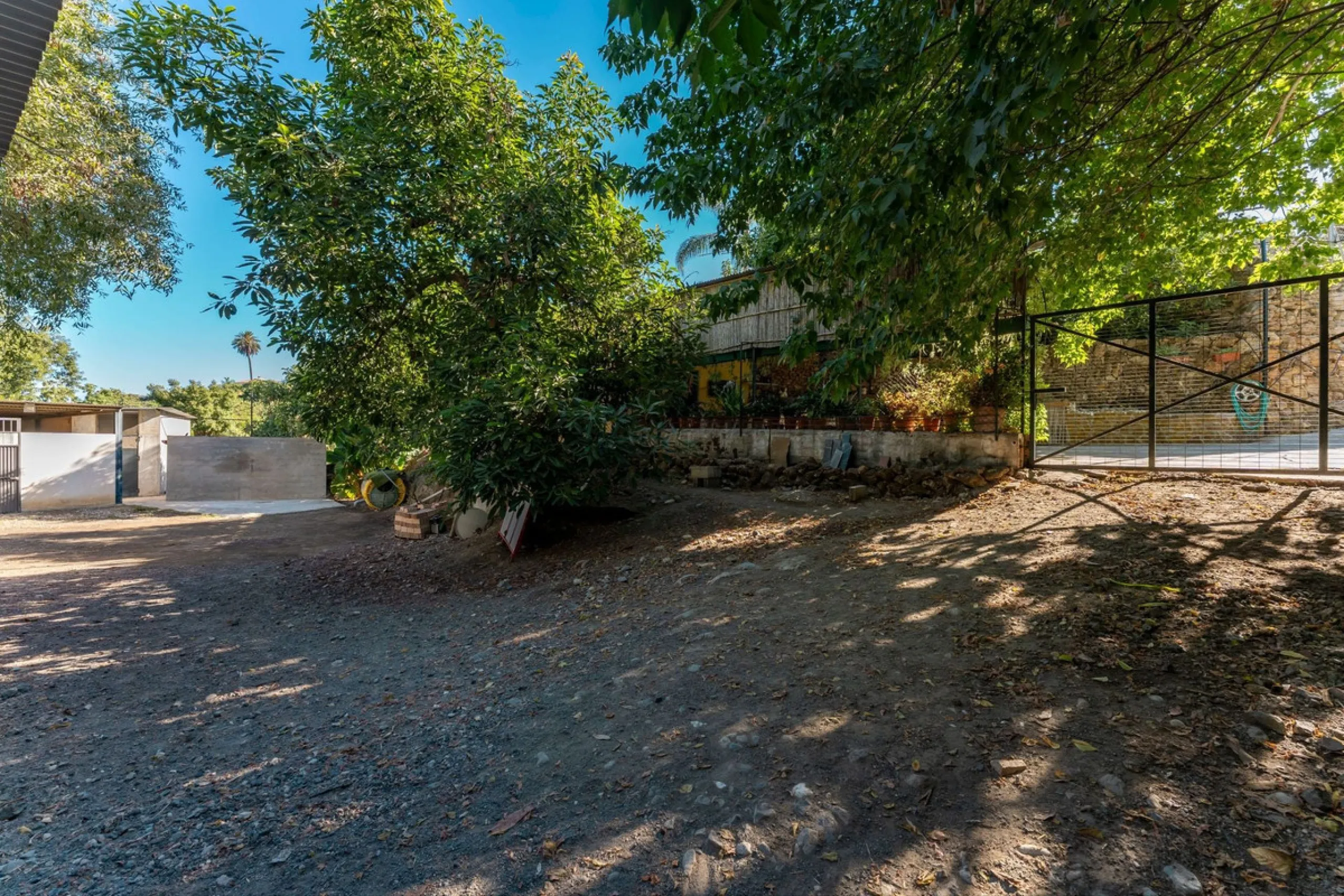 This charming and traditional single-story country property is located just a short drive from the vibrant village of Coín. Set on a private plot of 2,550m², distributed over three terraces, the home enjoys peace, privacy, and lovely countryside surroundi