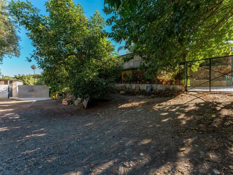 This charming and traditional single-story country property is located just a short drive from the vibrant village of Coín. Set on a private plot of 2,550m², distributed over three terraces, the home enjoys peace, privacy, and lovely countryside surroundi