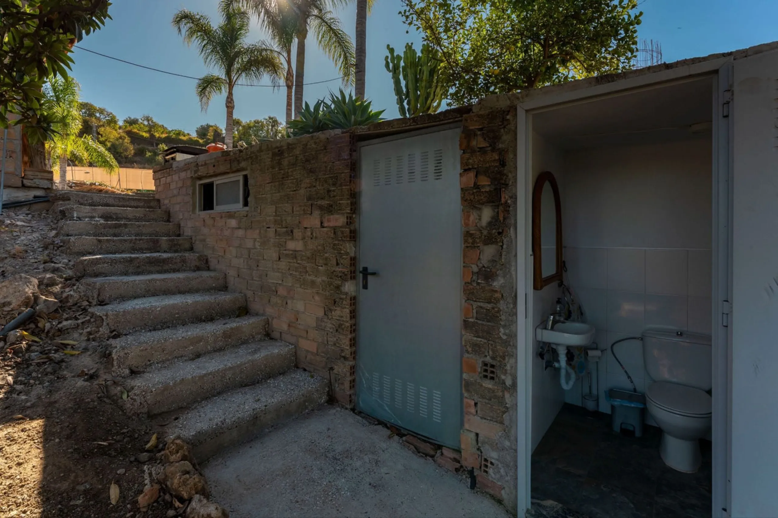 This charming and traditional single-story country property is located just a short drive from the vibrant village of Coín. Set on a private plot of 2,550m², distributed over three terraces, the home enjoys peace, privacy, and lovely countryside surroundi