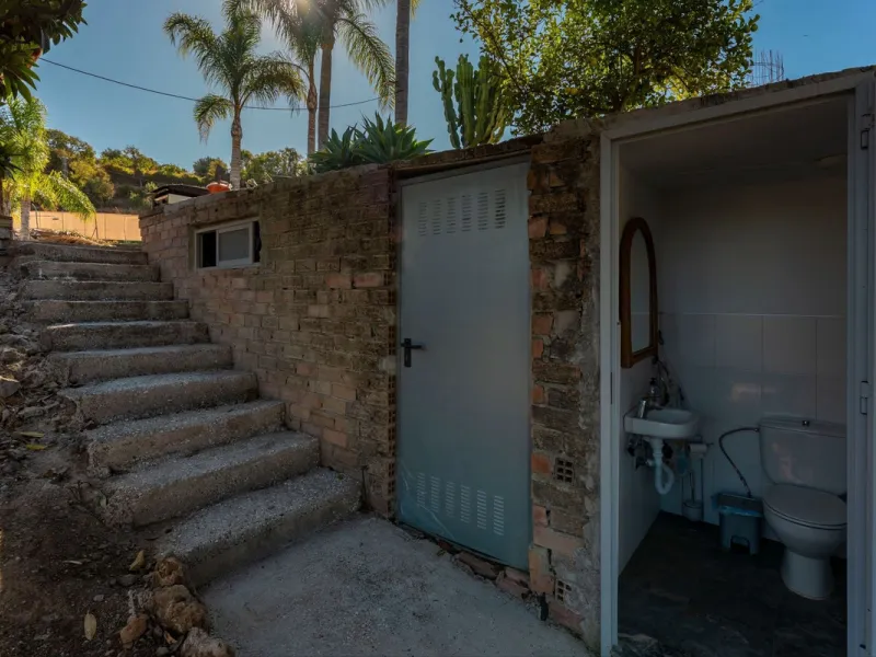This charming and traditional single-story country property is located just a short drive from the vibrant village of Coín. Set on a private plot of 2,550m², distributed over three terraces, the home enjoys peace, privacy, and lovely countryside surroundi