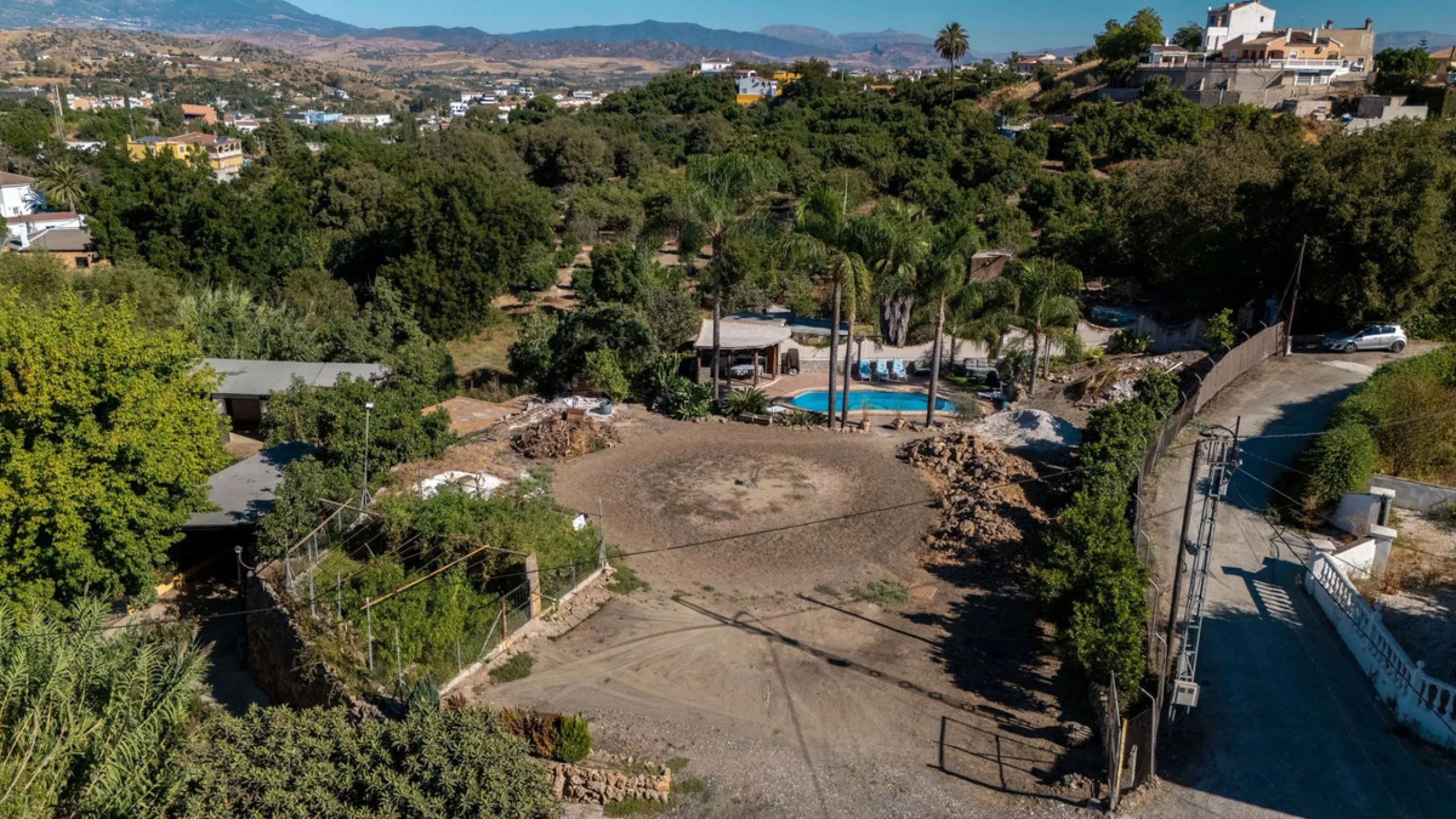 This charming and traditional single-story country property is located just a short drive from the vibrant village of Coín. Set on a private plot of 2,550m², distributed over three terraces, the home enjoys peace, privacy, and lovely countryside surroundi