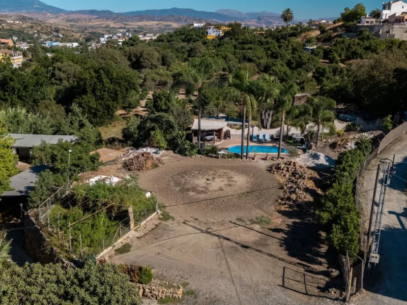 This charming and traditional single-story country property is located just a short drive from the vibrant village of Coín. Set on a private plot of 2,550m², distributed over three terraces, the home enjoys peace, privacy, and lovely countryside surroundi