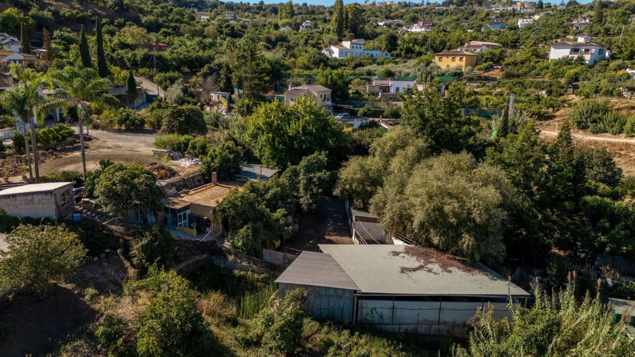 This charming and traditional single-story country property is located just a short drive from the vibrant village of Coín. Set on a private plot of 2,550m², distributed over three terraces, the home enjoys peace, privacy, and lovely countryside surroundi