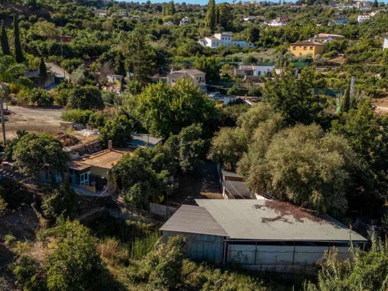 This charming and traditional single-story country property is located just a short drive from the vibrant village of Coín. Set on a private plot of 2,550m², distributed over three terraces, the home enjoys peace, privacy, and lovely countryside surroundi
