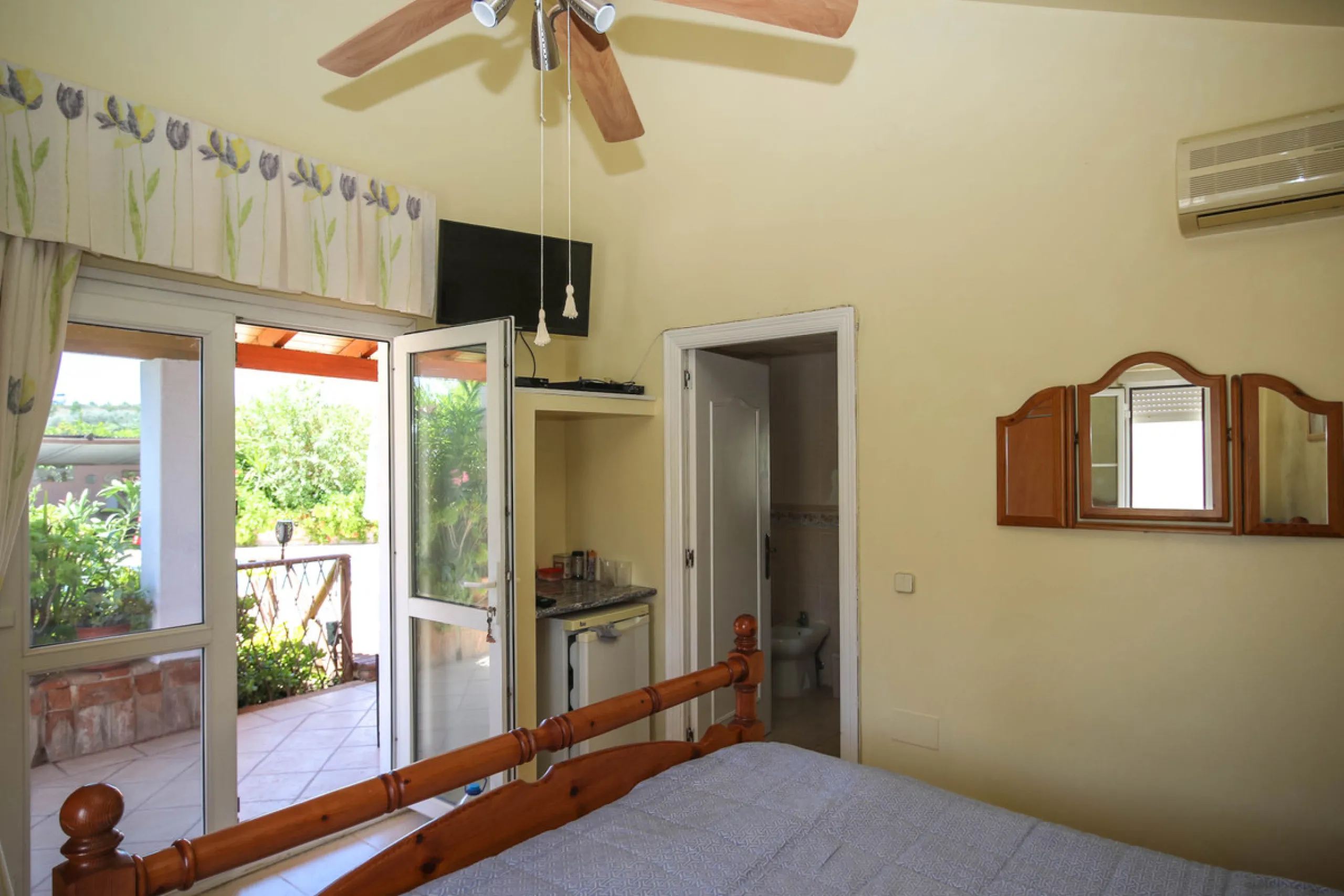 Geräumige Villa mit separatem Gästeappartement in ruhiger Lage