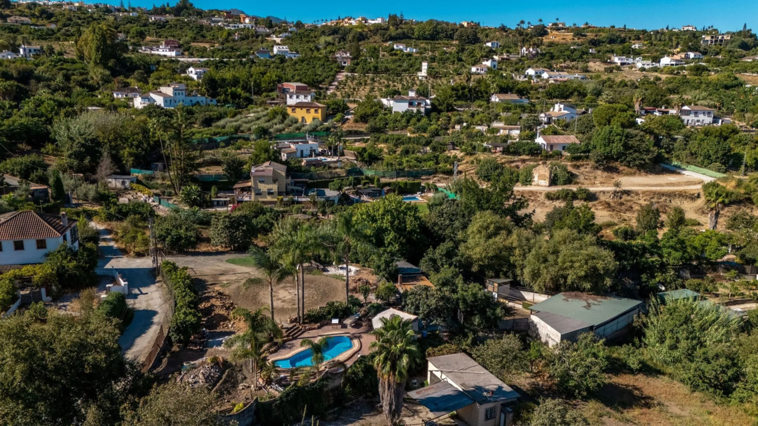 This charming and traditional single-story country property is located just a short drive from the vibrant village of Coín. Set on a private plot of 2,550m², distributed over three terraces, the home enjoys peace, privacy, and lovely countryside surroundi