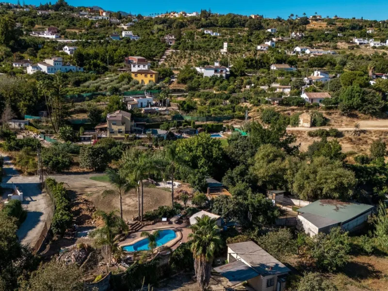 This charming and traditional single-story country property is located just a short drive from the vibrant village of Coín. Set on a private plot of 2,550m², distributed over three terraces, the home enjoys peace, privacy, and lovely countryside surroundi