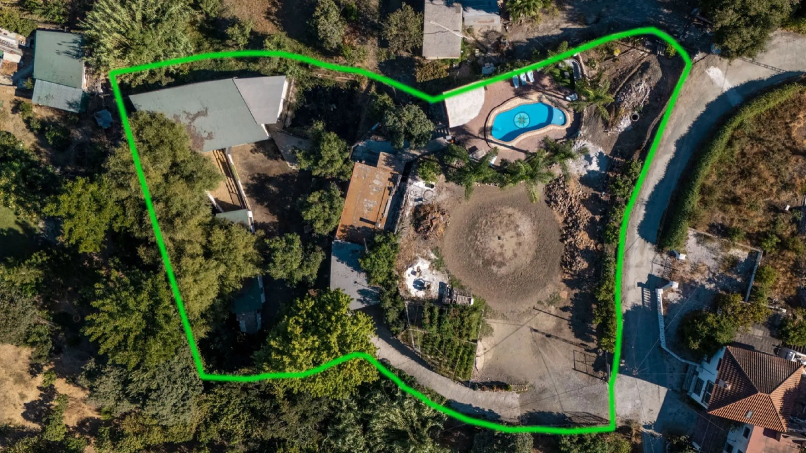 This charming and traditional single-story country property is located just a short drive from the vibrant village of Coín. Set on a private plot of 2,550m², distributed over three terraces, the home enjoys peace, privacy, and lovely countryside surroundi