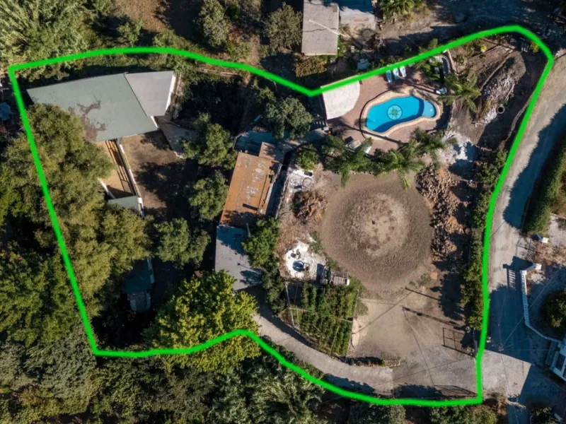 This charming and traditional single-story country property is located just a short drive from the vibrant village of Coín. Set on a private plot of 2,550m², distributed over three terraces, the home enjoys peace, privacy, and lovely countryside surroundi