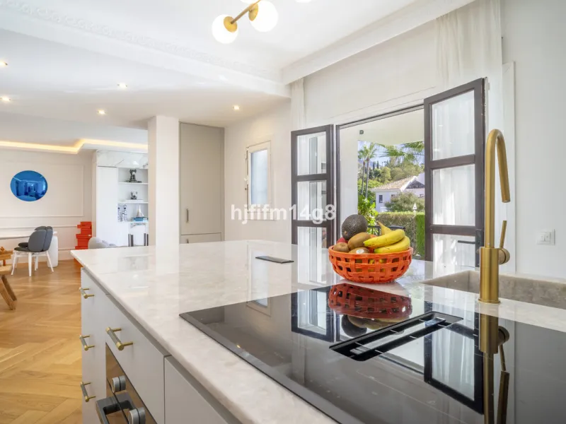 Apartment - Ground Floor Apartment в продаже в Marbella, Málaga. В доме 3 спален и 2 ванных комнат. Площадь дома 99 м²