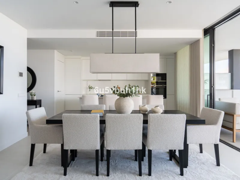 Discover this exclusive newly built property (2025) located in one of the most sought-after areas on the Costa del Sol: Higuerón West – a setting that blends luxury, comfort, and Mediterranean lifestyle.